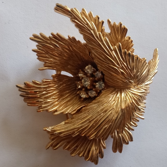 Trifari Textured 3D Gold Tone Rhinestones Center Leaf Design Signed VTG Brooch - Picture 12 of 16